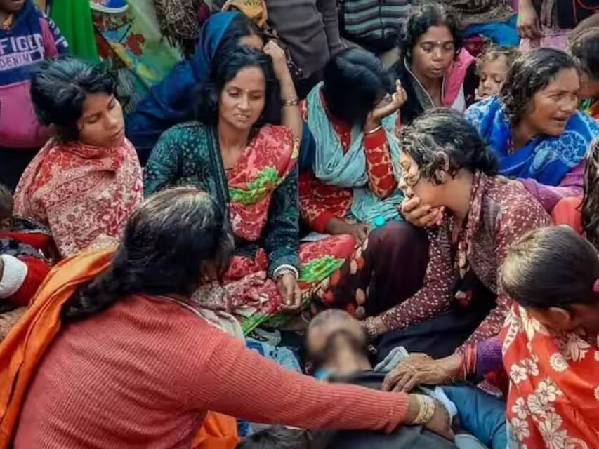 Motihari Hooch Tragedy: मोतिहारी शराबकांड मामले में पुलिस अधिकारियों पर गिरी गाज, पांच थानाध्यक्ष निलंबित Bihar Toxic Liquor 26 people died due to poisonous liquor in East Champaran five SHOs were suspended Motihari Hooch Tragedy: मोतिहारी शराबकांड मामले में पुलिस अधिकारियों पर गिरी गाज, पांच थानाध्यक्ष निलंबित