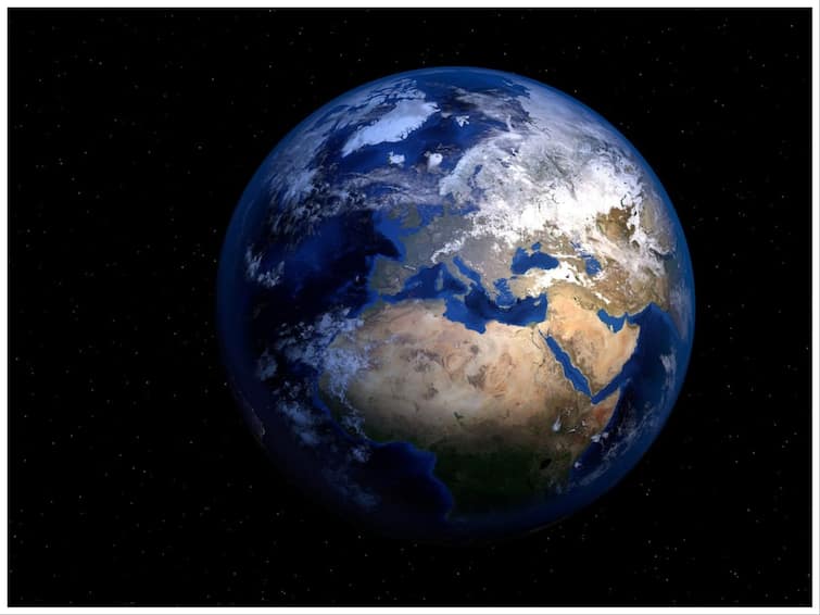 what is the shape of earth it is not round nor oval it is of the shape Geoid न पृथ्वी गोल है और न ही अंडाकार... असल में ऐसी है इसकी शेप! बहुत कम जानते हैं ये फैक्ट
