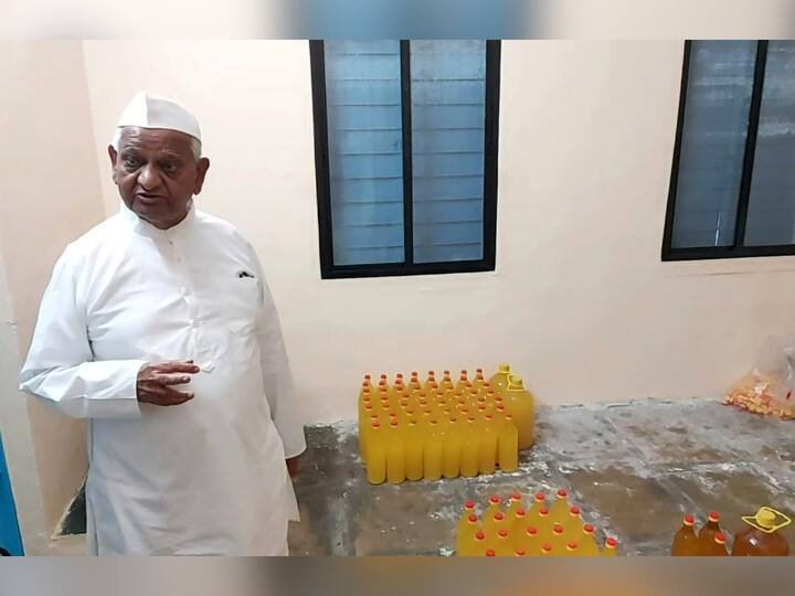 इतरही खाद्य पदार्थांमध्ये भेसळ होत आहे. ही गोष्ट लक्षात घेऊन ज्येष्ठ समाजसेवक अण्णा हजारे यांनी राळेगणसिद्धीत लाकडी घाण्यावर तेल निर्मिती प्रकल्प सुरु केला आहे.