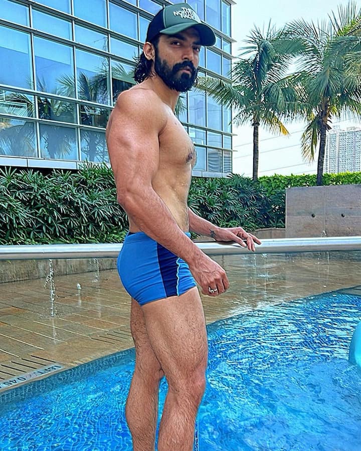 बड़े बालों में गुरमीत चौधरी ने कैप लगा रखी है और वह बहुत हैंडलम लग रहे हैं. उनकी तस्वीरें सोशल मीडिया पर सामने आते ही जमकर वायरल हो रही हैं.