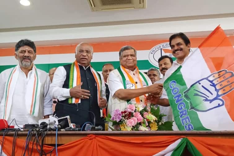 Karnataka polls Former CM Jagadish Shettar joins Congress Karnataka Assembly Election 2023  Karnataka: भाजपला आणखी एक धक्का, लिंगायत समूदायाचे मोठे नेते आणि माजी मुख्यमंत्री जगदीश शेट्टर काँग्रेसमध्ये दाखल