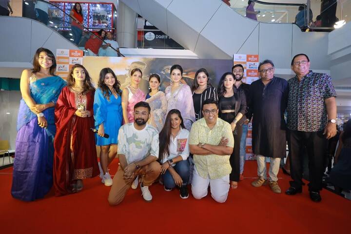 বাংলাদেশের জনপ্রিয় তারকা অভিনেত্রী ও বাংলা ছবির পরিচালক সৃজিত মুখোপাধ্যায়ের স্ত্রী মিথিলার ভারতে এটি প্রথম ছবি।