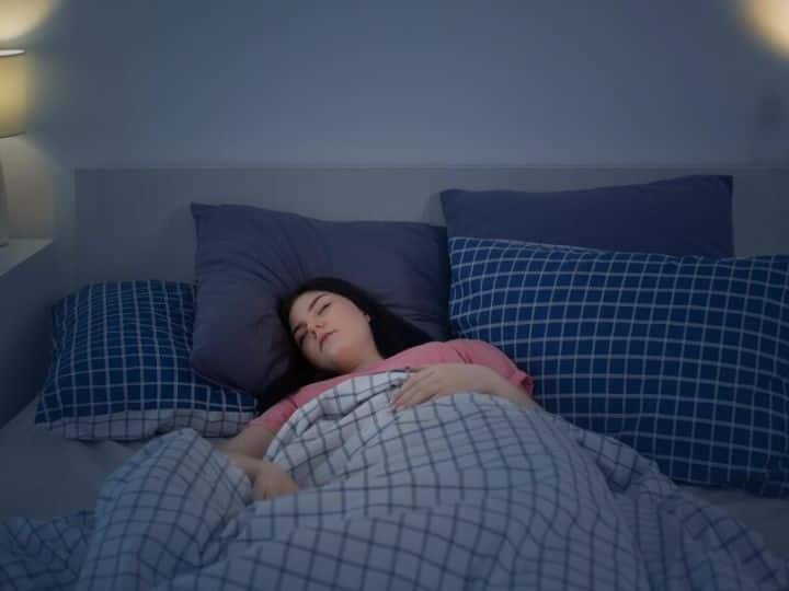 खाना खाने के तुरंत बाद सोने की कभी न करें गलती, वरना इन बीमारियों से जल्दी हो जाएगा सामना