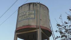 மொரப்பூர் அருகே இடிந்து விழும் நிலையில்  நீர்த்தேக்க தொட்டி; எந்த நேரத்திலும் விழலாம் -  மக்கள் அச்சம்