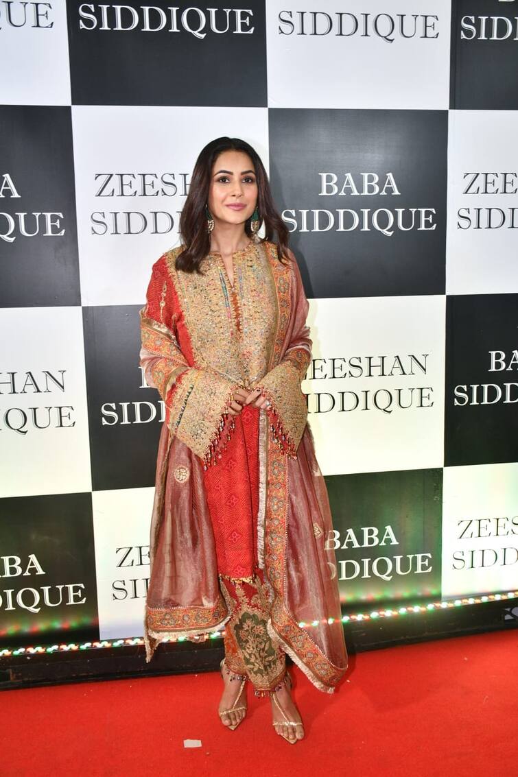 बाबा सिद्दीकी की इफ्तार पार्टी में Shehnaaz Gill ने भाई का हाथ थामे दिए पोज, हैवी सूट में लूट ली लाइमलाइट