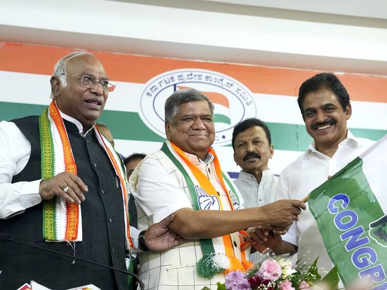 Karnataka Election 2023: Ex-CM Jagadish Shettar Joins Congress After Quitting BJP Mallikarjun Kharge, DK Shivakumar Randeep Surjewala, Siddaramaiah Hubali-Dharwad-Central Karnataka Election 2023: Ex-CM Jagadish Shettar Joins Congress In Presence Of Kharge, Siddaramaiah