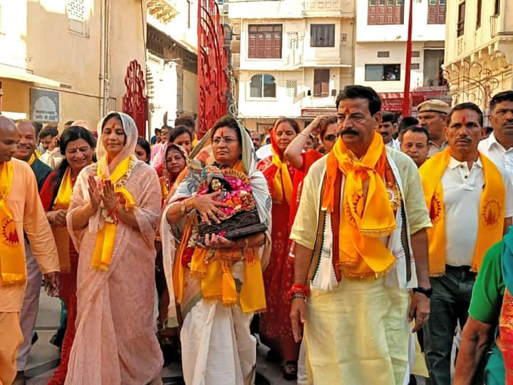 Udaipur Devdarshan Padyatra: देवस्थान विभाग से उदयपुर में हुआ देवदर्शन पदयात्रा , सैकड़ों की संख्या में लोग पहुंचे ,मंत्री रावत भगवान के बाल गोपाल स्वरूप की गोद ने के शहर की सड़कों पर नंगे पैर चली.