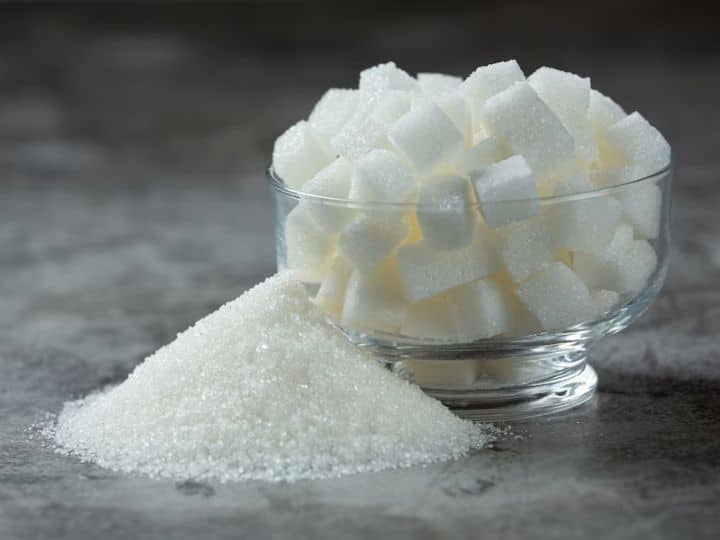 स्किन से स्ट्रैच मार्क्स को हटाने के लिए आप चीनी के स्क्रब का इस्तेमाल कर सकते हैं. चीनी के स्क्रब का इस्तेमाल करने से ब्लड सर्कुलेशन बेहतर हो जाता है और धीरे-धीरे स्ट्रैच मार्क्स भी कम होने लगते हैं.