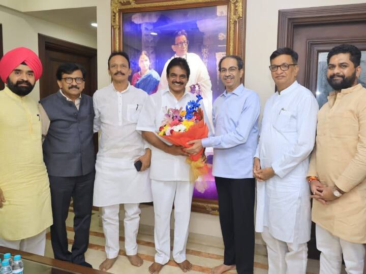 AICC General Secretary KC Venugopal meets Uddhav Thackeray at Matoshree along with Senior Congress leaders Balasaheb Thorat Bhai Jagtap Venugopal Meets Uddhav: केसी वेणुगोपाल ने उद्धव ठाकरे से की मुलाकात, कांग्रेस नेता बोले- हमारा एक ही मुद्दा है...