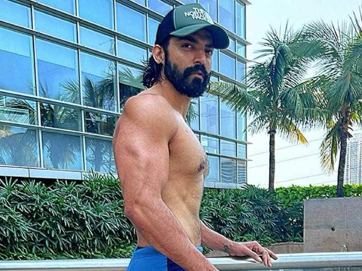 Gurmeet Choudhary Fitness: हैंडसम हंक गुरमीत चौधरी ने अपनी लेटेस्ट तस्वीरों से तापमान बढ़ा दिया है. तस्वीरों में उनकी फिटनेस और ट्रांसफॉर्मेशन देख आपका दिल धड़कने लगेगा.