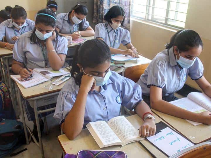 Delhi Private School Education Department seeks report to private schools About EWS and DG till April 24 ANN Delhi Private School: दिल्ली शिक्षा विभाग ने प्राइवेट स्कूलों पर कसा शिकंजा, 24 अप्रैल तक मांगी EWS को लेकर ये रिपोर्ट