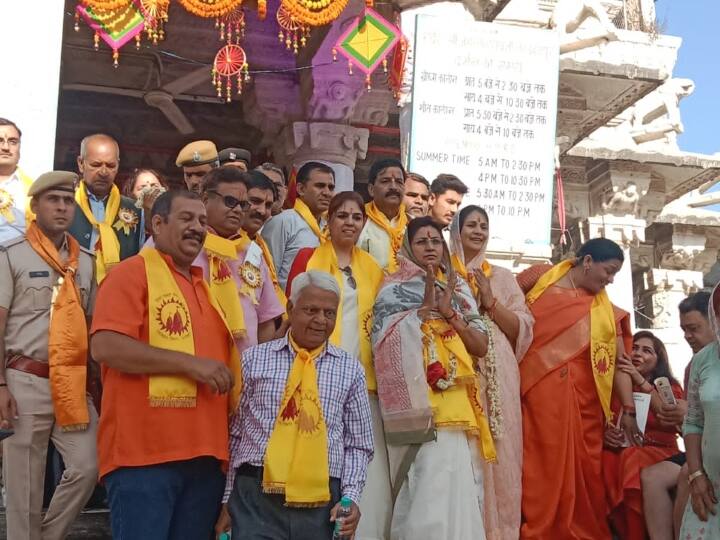 इस्कॉन एवं हरे कृष्णा के प्रतिनिधियों ने सिटी पैलेस के मुख्य द्वार पर स्थित गुलाब स्वरूप बिहारी जी मंदिर से ढोलक एवं मंजीरों के साथ अन्य वाद्य यंत्रों की ताल पर हरे कृष्णा-हरे रामा का राग छेड़ा. यात्रा प्रारंभ से लेकर समाप्ति तक ओल्ड सिटी की गलियों में हरे कृष्णा-हरे रामा का यह राग गूंजता रहा, वहीं गणगौर घाट पर लोक कलाकारों की भजन प्रस्तुतियों पर श्रृद्धालु पदयात्री खुद को रोक नहीं पाए. इसके दौरान सभी मंदिरों के बाहर एवं पदयात्रा मार्ग के दौरान पुष्पवर्षा की गई और पदयात्रियों का स्वागत किया गया.