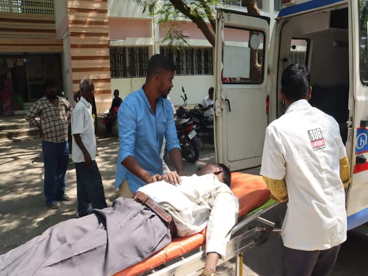 Crime A father fainted and died after coming to present a petition in the People Grievance Redressal Meeting for his son in Vellore TNN வேலூரில் சோகம்.... மகனுக்கு வேலைவாய்ப்பு கேட்டு மனு அளிக்க வந்த தந்தை மயங்கி விழுந்து உயிரிழப்பு