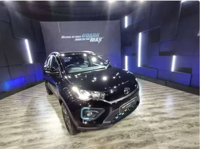 Nexon EV Max Dark Edition: ਦੇਸ਼ ਦੀ ਪ੍ਰਮੁੱਖ ਆਟੋਮੋਬਾਈਲ ਨਿਰਮਾਤਾ ਕੰਪਨੀ Tata Motors ਨੇ ਆਪਣੀ ਗਰਮ ਵਿਕਣ ਵਾਲੀ ਕਾਰ Tata Nexon ਲਈ ਇੱਕ ਮਹੱਤਵਪੂਰਨ ਅਪਡੇਟ ਜਾਰੀ ਕੀਤੀ ਹੈ। ਫਿਲਹਾਲ, ਇਹ ਅਪਡੇਟ ਸਿਰਫ Tata Nexon EV Max ਡਾਰਕ ਐਡੀਸ਼ਨ 'ਤੇ ਉਪਲਬਧ ਹੈ। ਕੰਪਨੀ ਨੇ ਕਈ ਬਦਲਾਅ ਕੀਤੇ ਹਨ ਪਰ ਇੱਥੇ ਸਭ ਤੋਂ ਵੱਡੀ ਖਾਸੀਅਤ ਨਵੀਂ 10.25-ਇੰਚ ਟੱਚਸਕਰੀਨ ਹੈ ਜਿਸ ਲਈ ਮੌਜੂਦਾ Nexon ਦੀ ਆਲੋਚਨਾ ਹੋ ਰਹੀ ਹੈ।