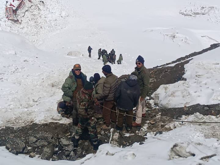 Srinagar Leh National Highway Avlanche: लद्दाख के करगिल जिले में श्रीनगर-लेह नेशनल हाईवे पर जोजिला दर्रे के पास बर्फ का पहाड़ खिसकने से दो वाहन इसके नीचे दब गए, जबकि दो चालक भी घायल हुए हैं.