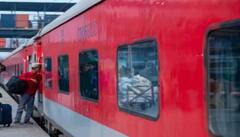 Indian Railways : ਟ੍ਰੇਨ 'ਚ ਲੋਅਰ ਬਰਥ ਚਾਹੁੰਦੇ ਹੋ ? ਤਾਂ ਜਾਣ ਲਵੋ ਰੇਲਵੇ ਦਾ ਇਹ ਨਿਯਮ