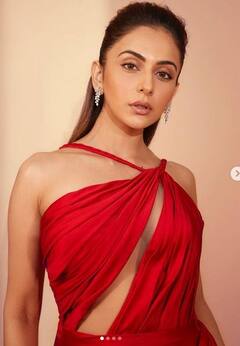 Rakul Preet Singh: ਫਰੰਟ ਕੱਟ ਗਾਊਨ ਪਾ ਕੇ ਰਕੁਲ ਪ੍ਰੀਤ ਨੇ ਫਲਾਂਟ ਕੀਤਾ ਆਪਣਾ ਕਲੀਵੇਜ, ਡਰੈੱਸ ਇੰਨੀ ਲੰਬੀ ਕਿ ਤੁਰਨਾ ਹੋਈਆ ਔਖਾ