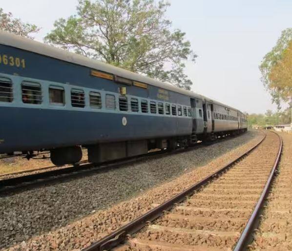 ਲੋਅਰ ਬਰਥ ਲਈ ਵੀ ਕੁਝ ਇਸੇ ਤਰ੍ਹਾਂ ਦੇ ਨਿਯਮ ਬਣਾਏ ਗਏ ਹਨ। ਜੇਕਰ ਤੁਸੀਂ ਟਰੇਨ 'ਚ ਸਫਰ ਕਰਦੇ ਹੋ ਅਤੇ ਲੋਅਰ ਬਰਥ ਲੈਣਾ ਚਾਹੁੰਦੇ ਹੋ ਤਾਂ ਬੁਕਿੰਗ ਤੋਂ ਪਹਿਲਾਂ ਤੁਹਾਨੂੰ ਇਹ ਨਿਯਮ ਜਾਣ ਲੈਣਾ ਚਾਹੀਦਾ ਹੈ।