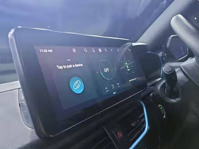 Nexon EV ਮੈਕਸ ਡਾਰਕ ਐਡੀਸ਼ਨ ਵਿੱਚ, ਤੁਹਾਨੂੰ ਅੰਗਰੇਜ਼ੀ ਦੇ ਨਾਲ-ਨਾਲ ਖੇਤਰੀ ਭਾਸ਼ਾਵਾਂ ਵਿੱਚ ਵੌਇਸ ਕਮਾਂਡਾਂ ਮਿਲਦੀਆਂ ਹਨ, ਜੋ ਵਧੀਆ ਕੰਮ ਕਰਦੀਆਂ ਹਨ। ਸਭ ਤੋਂ ਮਹੱਤਵਪੂਰਨ ਅਪਡੇਟ ਇਹ ਹੈ ਕਿ ਰਿਅਰ ਕੈਮਰਾ ਡਿਸਪਲੇਅ ਹੁਣ HD ਹੈ, ਅਤੇ ਵੱਡੀ ਸਕਰੀਨ ਦੇ ਨਾਲ ਡਿਸਪਲੇ ਦੀ ਗੁਣਵੱਤਾ ਹੋਰ ਵੀ ਬਿਹਤਰ ਹੈ। ਡਿਸਪਲੇਅ ਦੀ ਸਪਸ਼ਟਤਾ ਬਹੁਤ ਵਧੀਆ ਹੈ, ਜਿਸ ਕਾਰਨ ਤੁਹਾਨੂੰ ਪਾਰਕਿੰਗ ਦੌਰਾਨ ਕਿਸੇ ਵੀ ਸਮੱਸਿਆ ਦਾ ਸਾਹਮਣਾ ਨਹੀਂ ਕਰਨਾ ਪਵੇਗਾ। ਨਾਲ ਹੀ, ਥੀਮ ਅਤੇ ਆਈਕਨਾਂ ਨੂੰ ਬਦਲਿਆ ਗਿਆ ਹੈ ਅਤੇ ਹੁਣ ਵਾਇਰਲੈੱਸ ਐਂਡਰਾਇਡ ਆਟੋ ਅਤੇ ਐਪਲ ਕਾਰਪਲੇ ਵੀ ਦਿੱਤਾ ਗਿਆ ਹੈ।