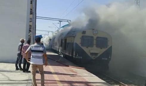 Botad: fire broke out in a Demu train at the railway station Botad: રેલવે સ્ટેશન પર ડેમુ ટ્રેનમાં લાગી ભીષણ આગ, મોટી દુર્ઘટના ટળી