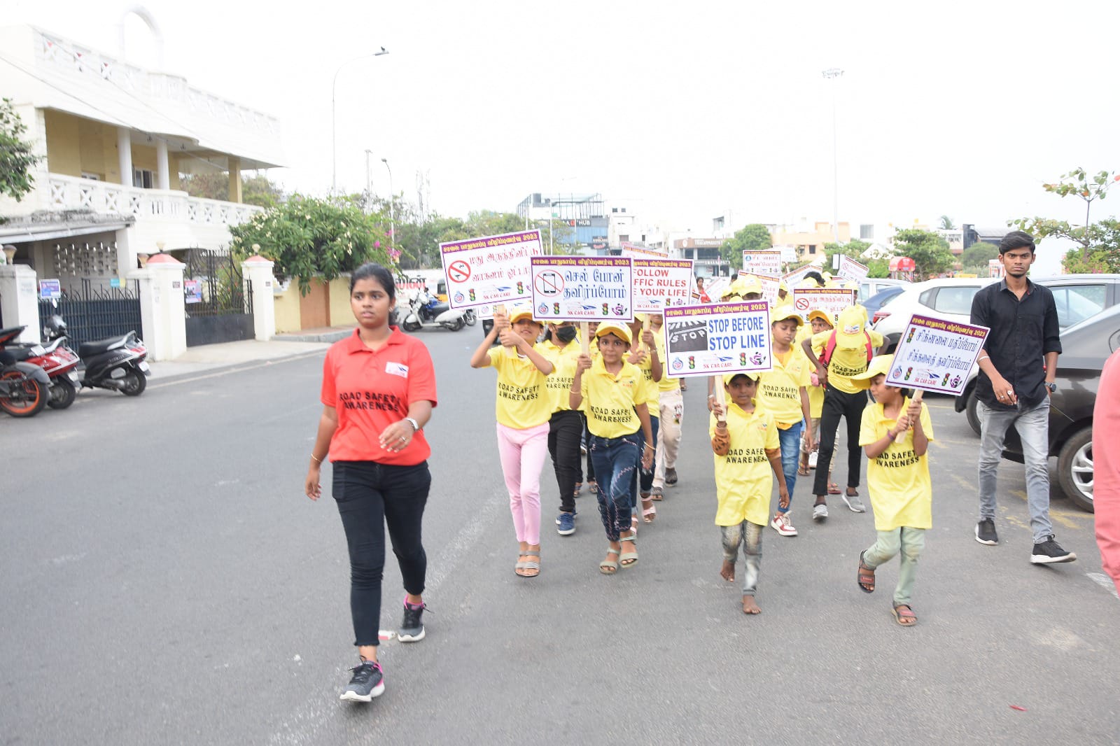 சென்னை பெசன்ட் நகரில் சாலை பாதுகாப்பு விழிப்புணர்வு நிகழ்ச்சி... ஏராளமான மாணவர்கள் பங்கேற்பு...!