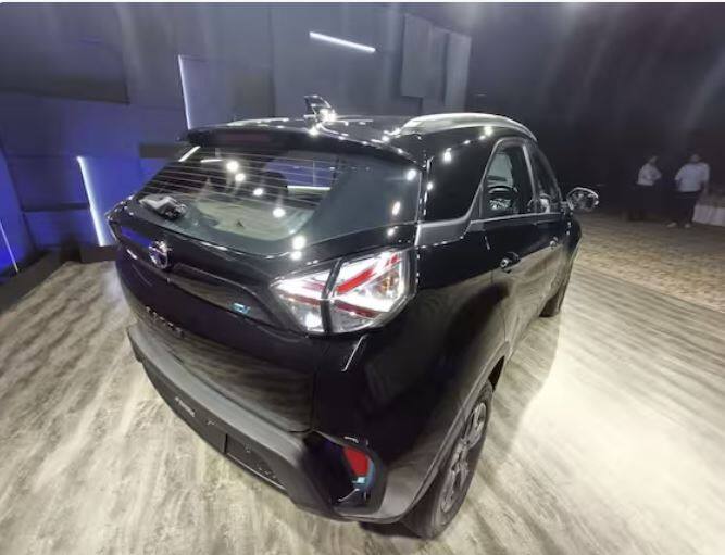 ਨਵੀਂ 10.25-ਇੰਚ ਯੂਨਿਟ 'ਚ ਹਰਮਨ ਦੀ ਹਾਈ-ਰੈਜ਼ੋਲਿਊਸ਼ਨ ਡਿਸਪਲੇ ਦਿੱਤੀ ਗਈ ਹੈ। ਕੰਪਨੀ ਨੇ ਕਿਹਾ ਕਿ ਅਸੀਂ ਇਸ ਦੀ ਵਰਤੋਂ ਕਰਕੇ ਖੁਸ਼ ਹਾਂ, ਇਸਦਾ ਟੱਚ ਰਿਸਪਾਂਸ ਅਤੇ ਸਪੱਸ਼ਟਤਾ ਬਹੁਤ ਵਧੀਆ ਹੈ, ਮੌਜੂਦਾ Nexon ਦੇ ਮੁਕਾਬਲੇ ਇਸ ਵਿੱਚ ਵੱਡਾ ਬਦਲਾਅ ਆਇਆ ਹੈ। ਆਈਕਨ ਅਤੇ ਲੇਆਉਟ ਸਧਾਰਨ ਅਤੇ ਵਰਤੋਂ ਵਿੱਚ ਆਸਾਨ ਹਨ, ਜਦੋਂ ਕਿ ਡਿਜ਼ਾਈਨ ਸਾਫ਼ ਅਤੇ ਦਿੱਖ ਵਿੱਚ ਸ਼ਾਨਦਾਰ ਹੈ। ਇਸ ਦੇ ਨਾਲ ਹੀ ਸਲੀਕ ਟੱਚਸਕ੍ਰੀਨ ਰਿਸਪਾਂਸ ਵੀ ਦੇਖਣ ਨੂੰ ਮਿਲ ਰਿਹਾ ਹੈ।