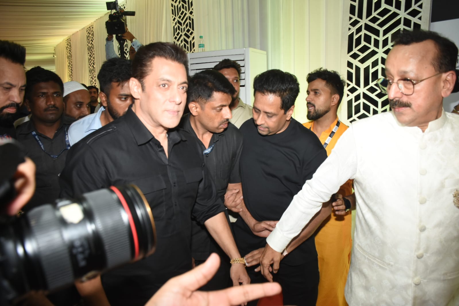 Salman Khan, Shehnaaz Gill, Karan-Tejasswi And More Attend Baba Siddique's Iftar Party | WATCH