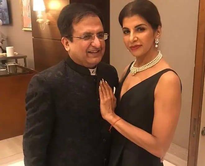 80 के दशक में अपनी अदाकारी से हर किसी का दिल चुरा लेने वाले एक्टर धर्मेंद्र ने हिंदी सिनेमा को कई सारी हिट फिल्में दी हैं. बता दें कि उन्होंने दो शादियां की. जिस वजह से वह काफी चर्चा में भी बने रहे.