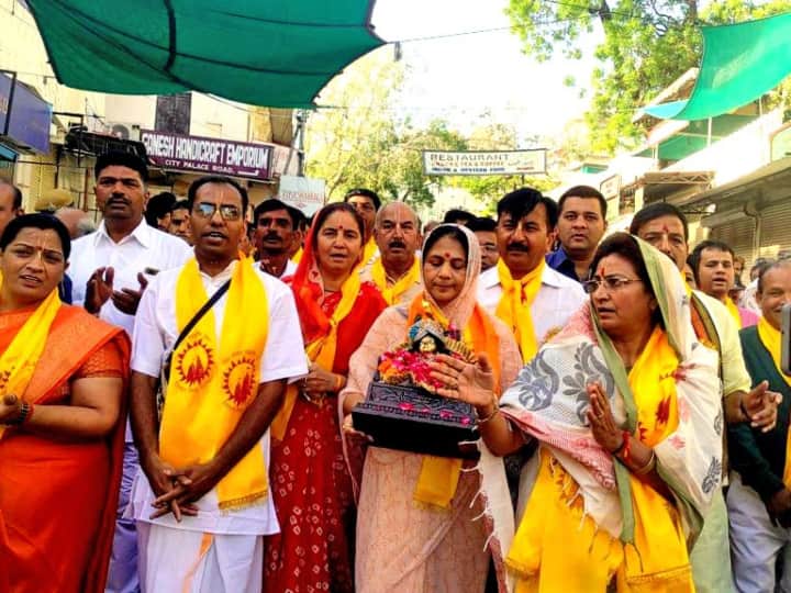 राज्य सरकार के देवस्थान विभाग से रविवार को वैशाख माह की एकादशी पर उदयपुर शहर में देवदर्शन पदयात्रा निकाली गई. इस कार्यक्रम में देवस्थान मंत्री शकुंतला रावत ने शिरकत की और यात्रा के दौरान भगवान श्री कृष्ण के बाल स्वरूप को गोद में लेकर नंगे पैर पदयात्रा की.