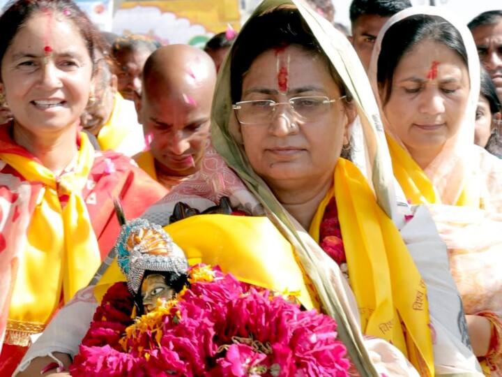 यात्रा शहर के गुलाब स्वरूप बिहारी जी मंदिर से चांदपोल होते हुए अमराई घाट तक आयोजित हुई. इस पदयात्रा में देवस्थान विभाग के राजकीय आत्मनिर्भर एवं राजकीय प्रत्यक्ष प्रभार वाले 11 मंदिरों पर देवदर्शन के साथ विधिवत पूजा अर्चना की गई.