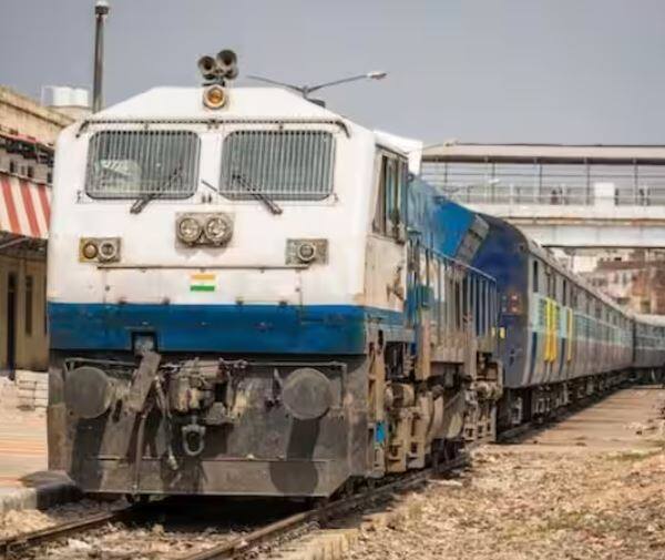 ਦੂਜੇ ਪਾਸੇ ਜੇਕਰ ਕੋਈ ਗਰਭਵਤੀ ਔਰਤ ਹੈ ਤਾਂ ਉਸ ਨੂੰ ਵੀ ਲੋਅਰ ਬਰਥ ਦਿੱਤੀ ਜਾਂਦੀ ਹੈ। ਤੁਸੀਂ IRCTC ਦੀ ਵੈੱਬਸਾਈਟ 'ਤੇ ਜਾ ਕੇ ਟਿਕਟਾਂ ਬੁੱਕ ਕਰ ਸਕਦੇ ਹੋ।