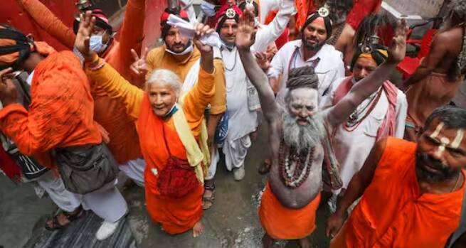 ਭੋਲੇ ਬਾਬਾ ਦੇ ਪਹਿਲੇ ਦਰਸ਼ਨਾਂ ਲਈ ਇਸ ਵਾਰ ਸ਼ਰਧਾਲੂਆਂ 'ਚ ਭਾਰੀ ਉਤਸ਼ਾਹ ਹੈ ਕਿ ਪੁਰਸ਼ਾਂ ਦੇ ਨਾਲ-ਨਾਲ ਔਰਤਾਂ ਵੀ ਇਸ ਲਈ ਰਜਿਸਟ੍ਰੇਸ਼ਨ ਕਰਵਾਉਣ ਪਹੁੰਚ ਰਹੀਆਂ ਹਨ। ਜੰਮੂ 'ਚ ਰਜਿਸਟ੍ਰੇਸ਼ਨ ਕਰਵਾਉਣ ਆਈਆਂ ਔਰਤਾਂ ਦਾ ਦਾਅਵਾ ਹੈ ਕਿ ਇਕ ਸਾਲ ਦੇ ਇੰਤਜ਼ਾਰ ਤੋਂ ਬਾਅਦ ਉਹ ਇੱਥੇ ਭੋਲੇ ਬਾਬਾ ਦੇ ਪਹਿਲੇ ਦਰਸ਼ਨਾਂ ਲਈ ਰਜਿਸਟ੍ਰੇਸ਼ਨ ਕਰਵਾਉਣ ਆਈਆਂ ਹਨ।