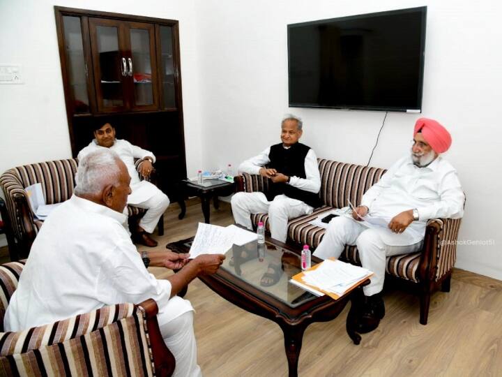 Rajasthan Politics: कांग्रेस ने वन-टू-वन लिया विधायकों से फीडबैक, सचिन पायलट पहुंचे किसी दूसरे कार्यक्रम में, कहा- मैं किसी... | बड़ी बातें Rajasthan CM Ashok Gehlot meets Congress MLAs for feedback, Sachin pilot skips meeting and attended program in jaipur, 10 highlights Rajasthan Politics: कांग्रेस ने वन-टू-वन लिया विधायकों से फीडबैक, सचिन पायलट पहुंचे किसी दूसरे कार्यक्रम में, कहा- मैं किसी... | बड़ी बातें