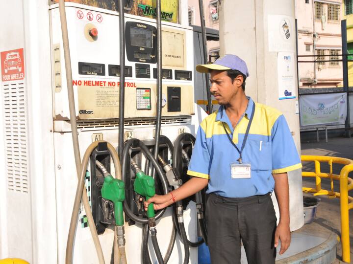 Petrol and Diesel Price Today in India 17th April 2023 Petrol and Diesel Rate Today in mumbai Delhi Bangalore Chennai Hyderabad and More Cities Petrol Diesel price In Metro Cities Petrol Diesel Price Today: गाडीची टाकी फुल्ल करण्यापूर्वी झटपट जाणून घ्या तुमच्या शहरांतील पेट्रोल-डिझेलचे दर