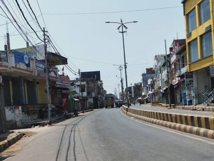 Deserted road in Prayagraj's Chauphatka area following the Atiq-Ashraf double-murder. Section 144 of the CrPC has been imposed in the city and all the other districts of Uttar Pradesh. Internet has been snapped for indefinite period in the city. Image Source: Ajay Kumar