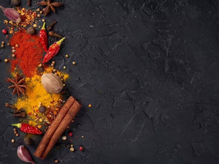 गर्मी में इन 5 मसालों का करें कम इस्तेमाल, नहीं तो पेट के साथ-साथ सेहत को हो सकते हैं कई नुकसान must avoid these spices in summer Otherwise there can be many damages to the health along with the stomach. गर्मी में इन 5 मसालों का करें कम इस्तेमाल, नहीं तो पेट के साथ-साथ सेहत को हो सकते हैं कई नुकसान