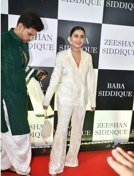 ਕਰਨ ਕੁੰਦਰਾ ਅਤੇ ਤੇਜਸਵੀ ਪ੍ਰਕਾਸ਼ ਛੋਟੇ ਪਰਦੇ ਦੇ ਸਭ ਤੋਂ ਪਿਆਰੇ ਜੋੜਿਆਂ ਵਿੱਚੋਂ ਇੱਕ ਹਨ। ਅਜਿਹੇ 'ਚ ਜਦੋਂ ਦੋਵੇਂ ਕਿਸੇ ਇਵੈਂਟ ਜਾਂ ਪਾਰਟੀ 'ਚ ਇਕੱਠੇ ਪਹੁੰਚਦੇ ਹਨ ਤਾਂ ਲੋਕਾਂ ਦੀਆਂ ਨਜ਼ਰਾਂ ਉਨ੍ਹਾਂ 'ਤੇ ਟਿਕ ਜਾਂਦੀਆਂ ਹਨ।