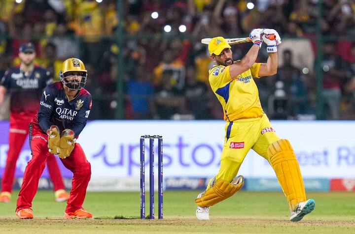 आयपीएलच्या 24 व्या सामन्यात चेन्नई सुपर किंग्स (Chennai Super Kings) विरुद्ध रॉयल चॅलेंजर्स बंगळुरु (Royal Challengers Bangalore) यांच्यात लढत पाहायला मिळत आहे.