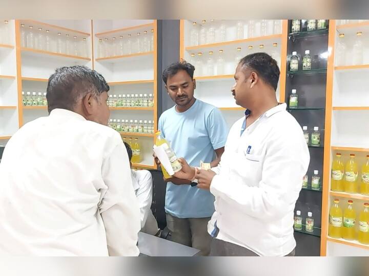 तो म्हणजे लाकडी घाण्यातून विविध प्रकारच्या तेल निर्मितीचा. विशेष म्हणजे ना नफा ना तोटा या तत्वावर अण्णा हे तेल नागरिकांना देतात.