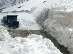Zojila Avalanche: श्रीनगर-लेह नेशनल हाईवे पर जोजिला के पास हुआ हिमस्खलन, वाहन खाई में गिरा