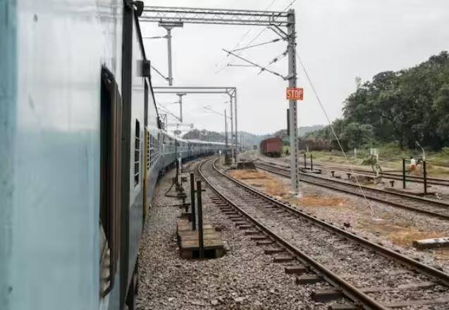 ਗਰੀਬ ਰਥ ਟ੍ਰੇਨ ਵਿੱਚ ਵੀ ਅਪਾਹਜਾਂ ਲਈ ਦੋ ਸੀਟਾਂ ਰਾਖਵੀਆਂ ਹਨ। ਉਹੀ ਸੀਨੀਅਰ ਸਿਟੀਜ਼ਨਾਂ ਨੂੰ ਬਿਨਾਂ ਪੁੱਛੇ ਬਰਥ ਦੇ ਦਿੱਤੀ ਜਾਂਦੀ ਹੈ।