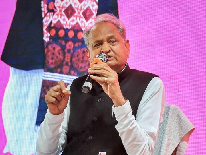 Rajasthan CM Ashok Gehlot PM Narendra Modi over Trickery Speech Know What is going on Sachin Pilot CM Gehlot On PM Modi Speech: पीएम के मित्र कहने पर गहलोत को एतराज, बोले- चालबाजी जानता हूं! दोनों के बीच आखिर चल क्या रहा है