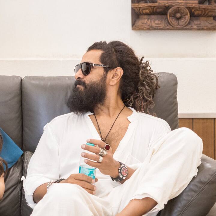 1990 ஆம் ஆண்டு டி.எல்.ஜோய் இயக்கத்தில் வெளியான 'என் காதல் கண்மணி' என்ற திரைப்படத்தின் மூலம் ஹீரோவாக தமிழ் திரையுலகிற்கு அறிமுகமானார்.