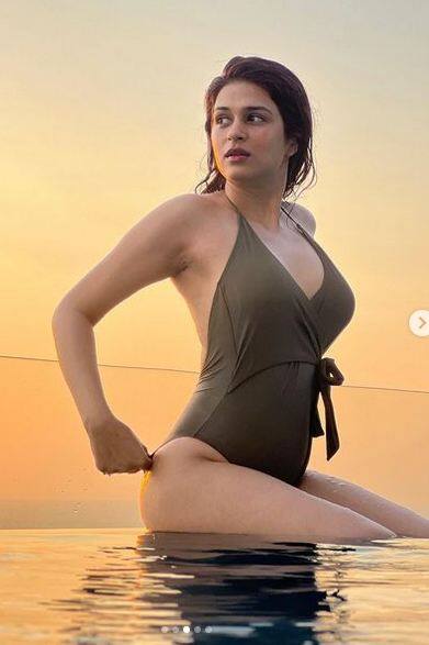 ਹਾਲਾਂਕਿ ਕਈ ਯੂਜ਼ਰਸ ਇਨ੍ਹਾਂ ਤਸਵੀਰਾਂ 'ਤੇ ਕਮੈਂਟ ਕਰ ਰਹੇ ਹਨ ਅਤੇ ਪ੍ਰਤੀਕਿਰਿਆ ਦੇ ਰਹੇ ਹਨ। ਇਕ ਯੂਜ਼ਰ ਨੇ ਕਿਹਾ- ਫੋਟੋਆਂ ਦੇਖ ਕੇ ਮੋਬਾਇਲ ਦੀ ਸਕਰੀਨ ਸੜ ਗਈ, ਜਦਕਿ ਦੂਜੇ ਨੇ ਕਿਹਾ- ਹੌਟ ਫਿਗਰ।