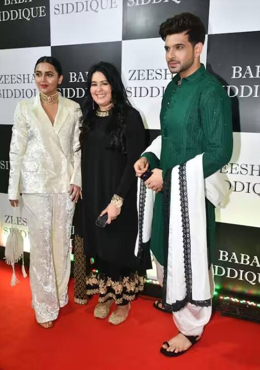 ਆਪਣੇ ਵੈਸਟਰਨ ਲੁੱਕ ਨੂੰ ਵਿਲੱਖਣ ਛੋਹ ਦੇਣ ਲਈ, ਤੇਜਸਵੀ ਪ੍ਰਕਾਸ਼ ਨੇ ਚੋਕਰ ਪਾਇਆ ਹੋਇਆ ਸੀ।