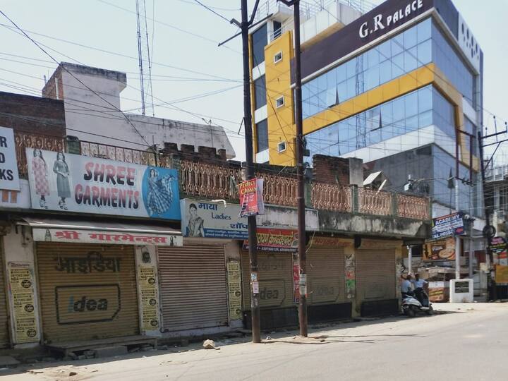 Local shops in the Preetam Nagar area of the city were shut down. Barring one or two shops with essentials, all the shutters were down even after 12 noon in the day. Image Source: Ajay Kumar