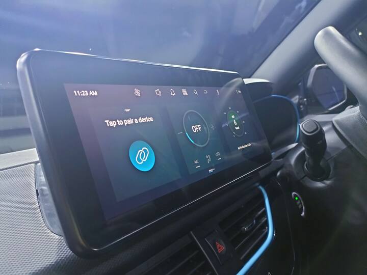 Nexon EV Max Dark Edition में आपको अंग्रेजी के साथ-साथ क्षेत्रीय भाषाओं में भी वॉयस कमांड मिलता है, जो बेहतर तरीक़े से काम करता है. इससे भी महत्वपूर्ण अपडेट यह है कि रियर कैमरा डिस्प्ले अब एचडी है, और बड़ी स्क्रीन के साथ डिस्प्ले क्वालिटी और बेहतर है. डिस्प्ले की क्लियर्टी बहुत अच्छी है इससे पार्किंग के दौरान दिक्कत का सामना नहीं करना पड़ेगा. साथ ही थीम और आइकन बदल दिए गए हैं और अब वायरलेस Android Auto और Apple CarPlay भी दिया गया है.