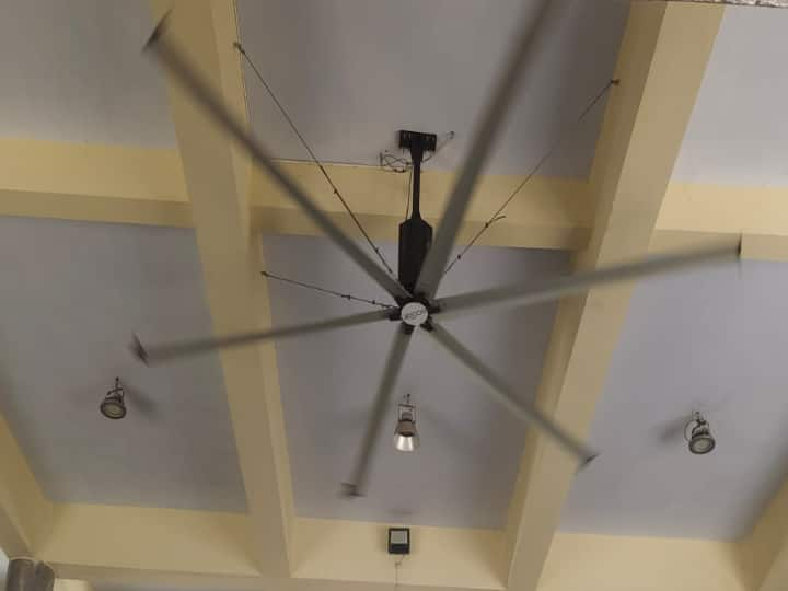 Katihar Railway Station provide relief from heat to passengers Three meter long fan was installed ann Katihar Railway Station पर यात्रियों को गर्मी से राहत दिलाने के लिए लगा 6 मीटर लंबा पंखा, देखने के लिए जुट रही है भीड़