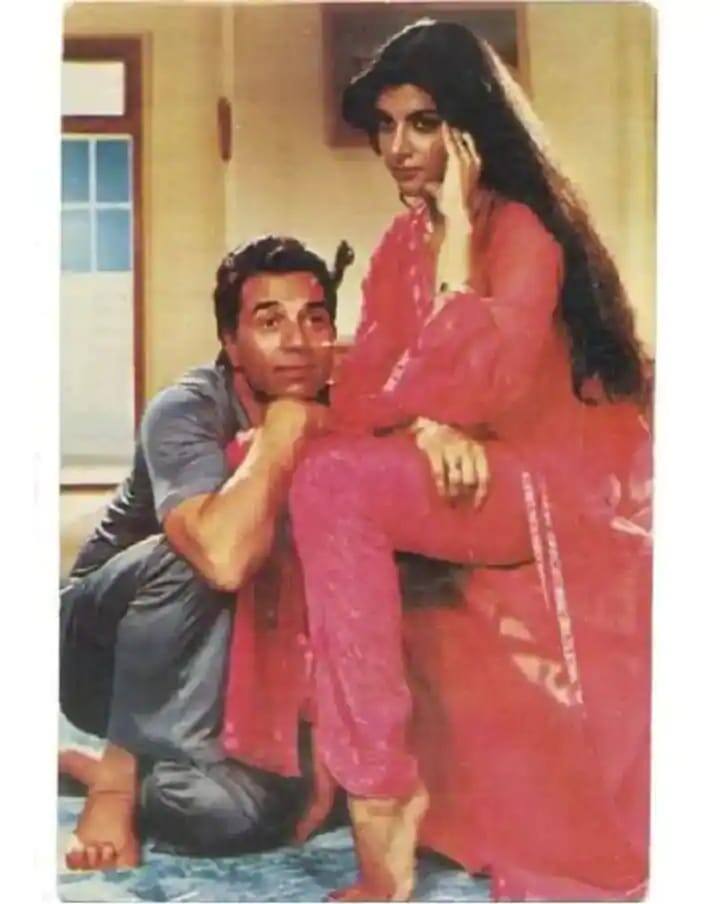 जानकारी के लिए आपको बता दें कि धर्मेंद्र ने जब बॉलीवुड में अपनी एंट्री मारी तो उस समय वह पहले से ही शादीशुदा थे और उनके चार बच्चे भी हो चुके थे. लेकिन बाद में हेमा मालिनी पर उनका दिल आ गया था.