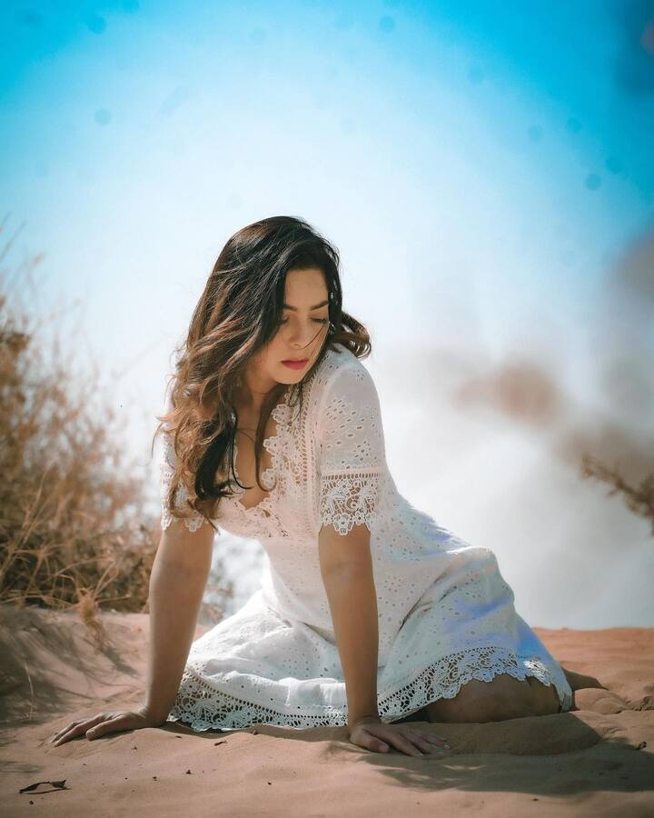 अभिनेत्री सोनाली कुलकर्णी ही सोशल मीडियावर तिच्या वेगवेगळ्या लूकमधील फोटो शेअर करत असते.